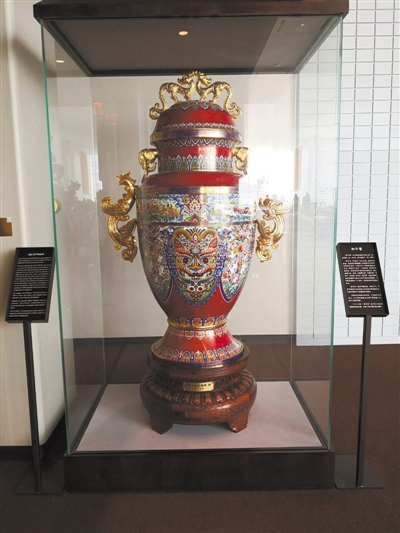 2015年9月,为纪念联合国成立70周年,中国政府决定向联合国赠送一座“和平尊”。“和平尊”以中国古代青铜器中的“尊”为原型,表达中国对联合国的重视和支持,也是中国人民对联合国的美好祝福。“和平尊”不仅展示了中华民族的悠久历史和当代文明,也体现不同文明和文化交流互鉴、兼容并蓄、共同进步。“和平尊”传递了中国和中国人民求和平、谋发展、促合作、图共赢的愿望和信念,这也是联合国宪章的精神。 图为在纽约联合国总部大厦陈列的“和平尊”。
